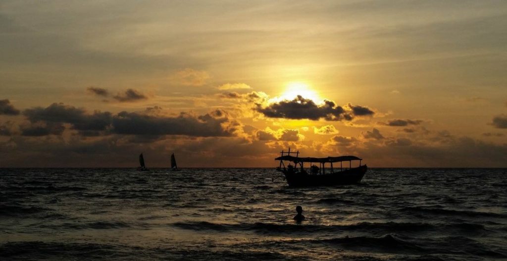 foto al tramonto sul mare
Quando andare in Cambogia