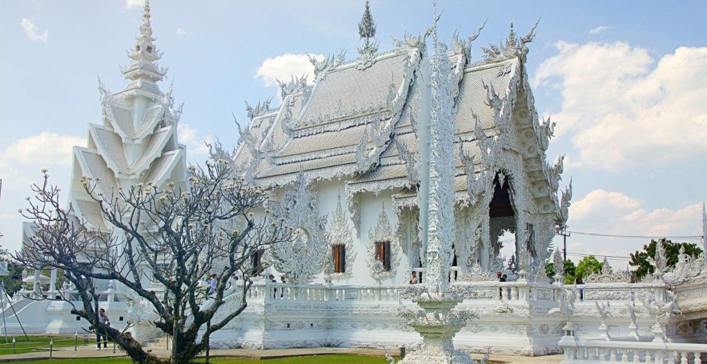 bellissimo ritratto del tempio bianco di chiang rai