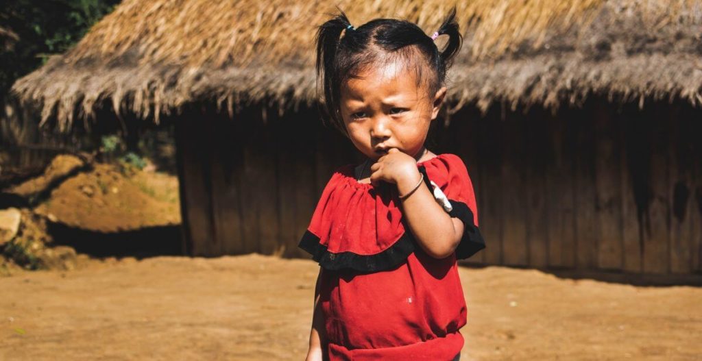 una bambina con il dito in bocca
Quando andare in Laos