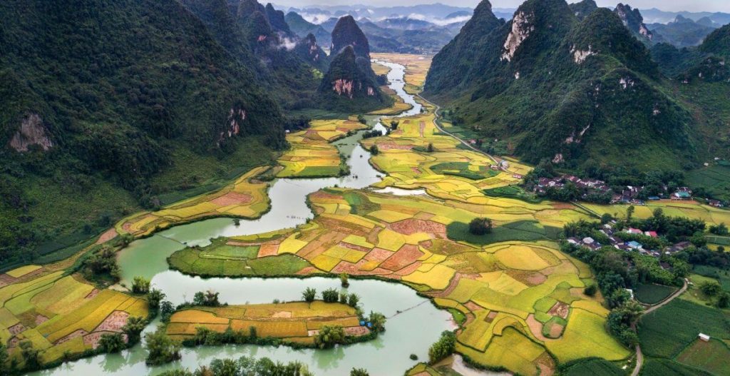 veduta dall'alto di campi coltivati dove si vede il percorso dal tibet al Mar cinese Il Percorso dal Tibet fino al Delta