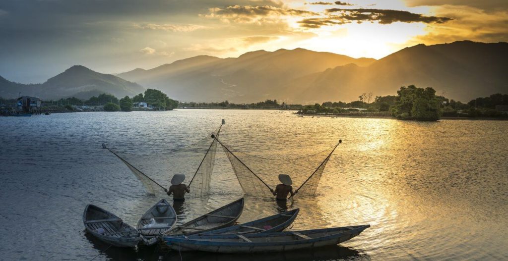 Pescatori al tramonto - La Vita sul Fiume