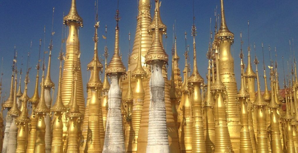 stupa sul lago Quando andare in Myanmar