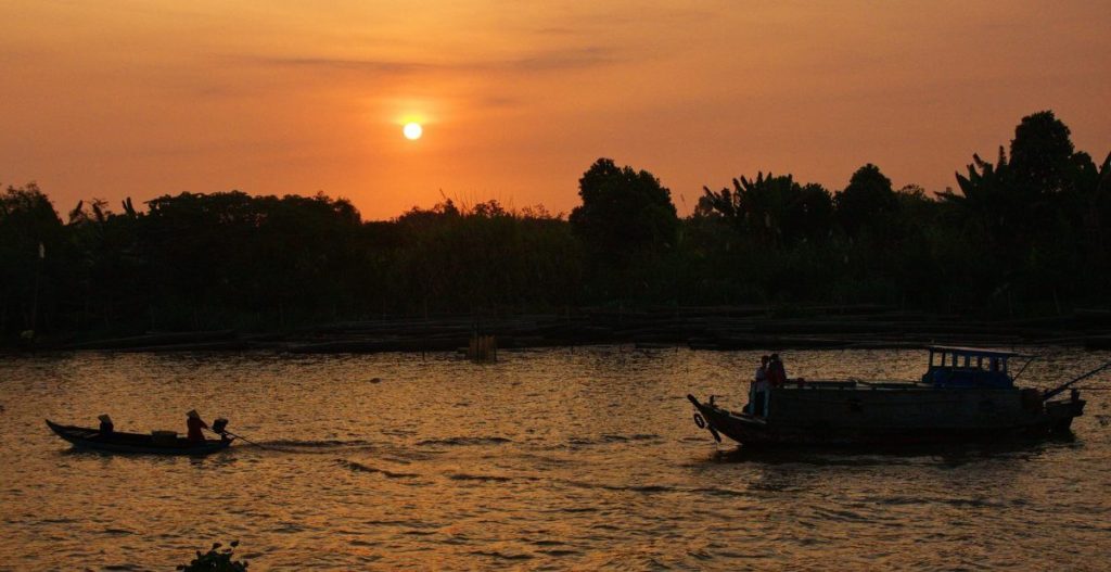 Tramonto sul mekong in barca