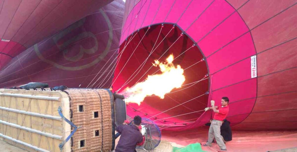 gonfiaggio mongolfiera balloon over bagan
Il Myanmar e le sue meraviglie