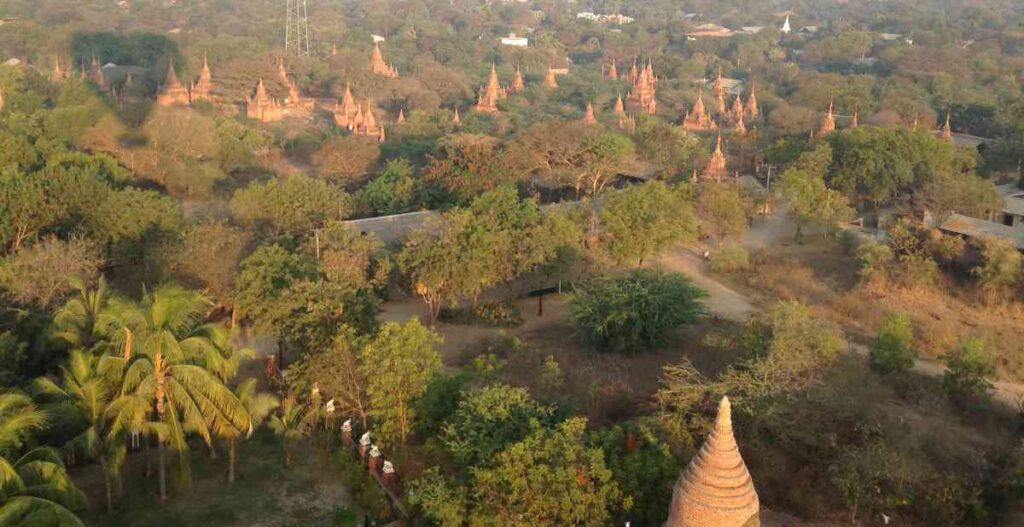 veduta dalla mongolfiera degli stupa di bagan