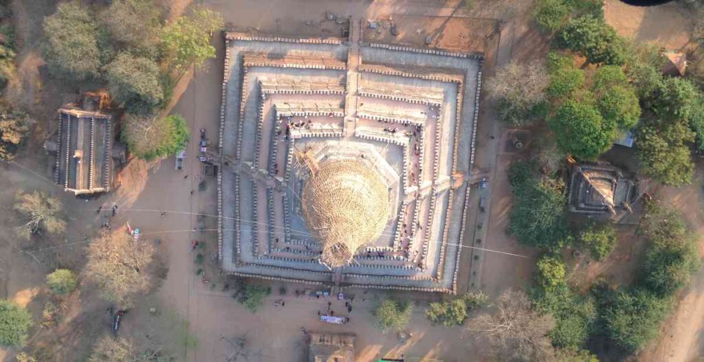 vista della mongolfiera del tempio biaco di bagan