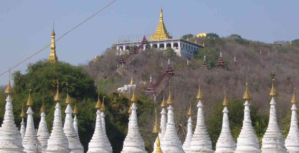 stupa bianchi in myanmar