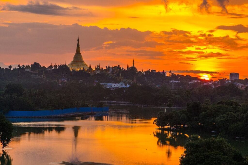 Yangon al tramonto