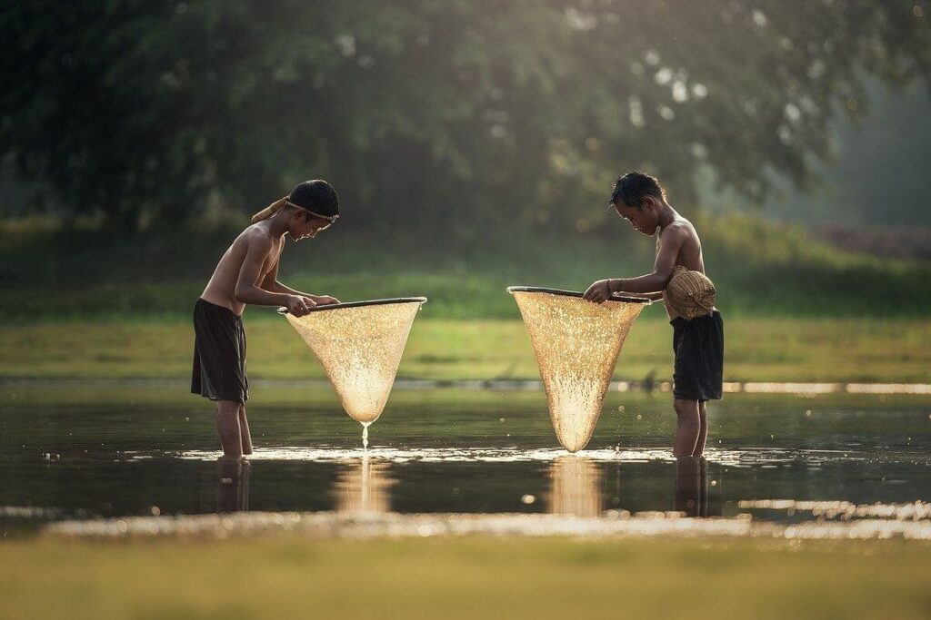 bambini cambogiani alla pesca