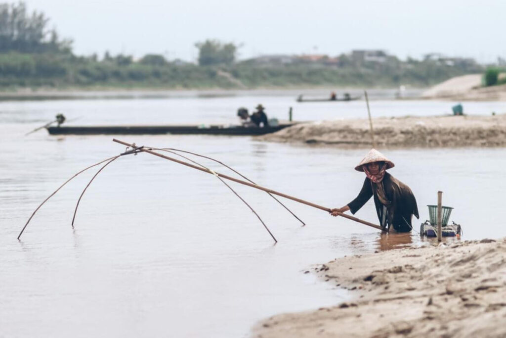 laotiano a pesca